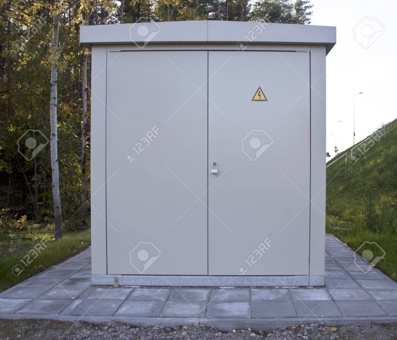 16208896-transformateur-armoire-extérieure-boîtier-de-commande-électrique.jpg