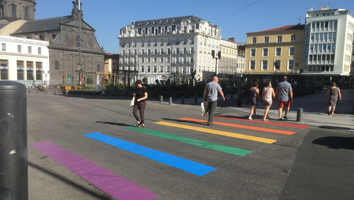 Image d'illustration pour : Passage piéton arc-en-ciel, soutien à la communauté LGBT Image d'illustration pour : Passage piéton arc-en-ciel, soutien à la communauté LGBT