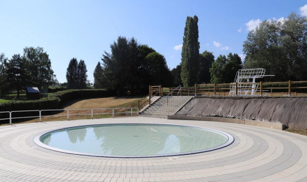 Image d'illustration pour : Aménager la pataugeoire de la piscine municipale et l'agrémenter de transats et de parasols Image d'illustration pour : Aménager la pataugeoire de la piscine municipale et l'agrémenter de transats et de parasols