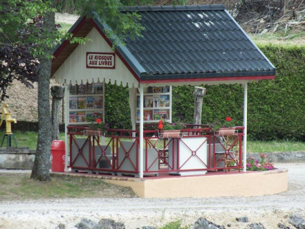 Image d'illustration pour : Kiosque à livre à la petite gare Image d'illustration pour : Kiosque à livre à la petite gare